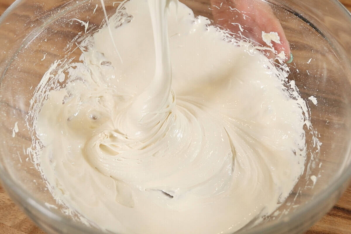 mixing marshmallow fluff fillign