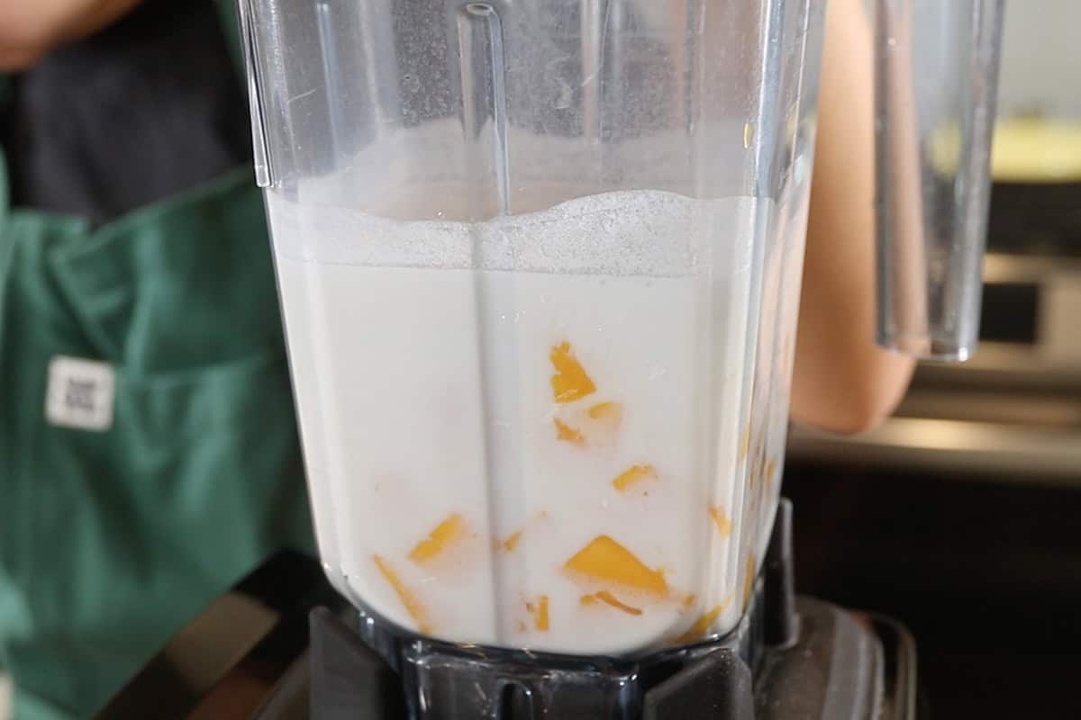 blending together mango and coconut mixture for mango sago recipe