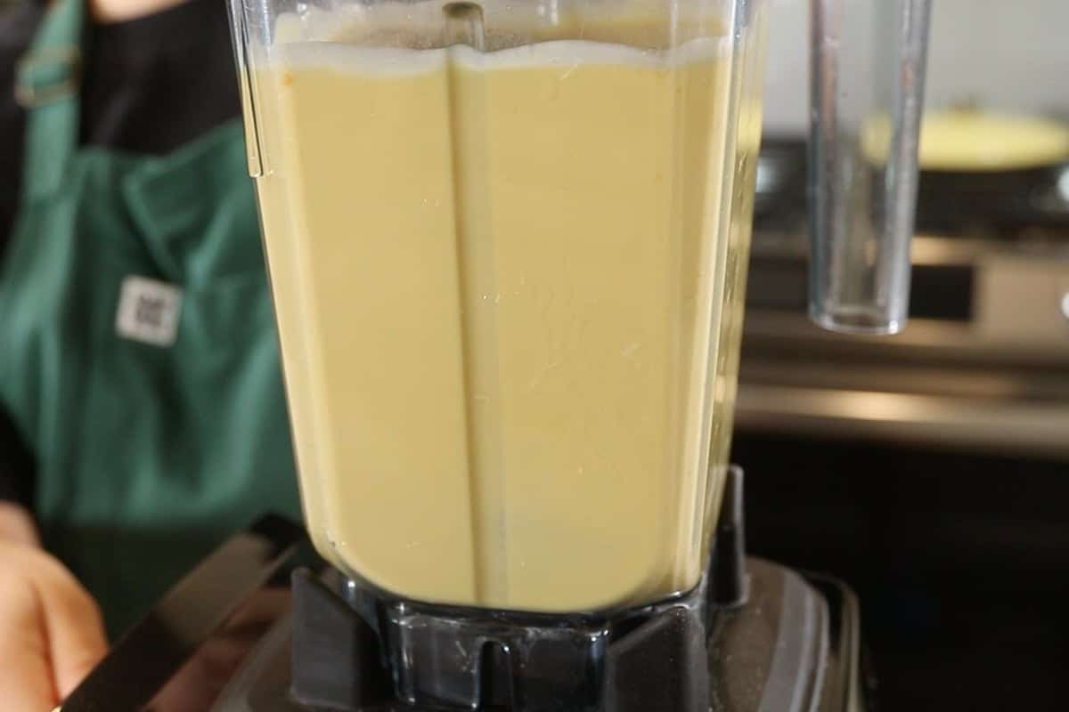 blending together mango and coconut mixture for mango sago recipe