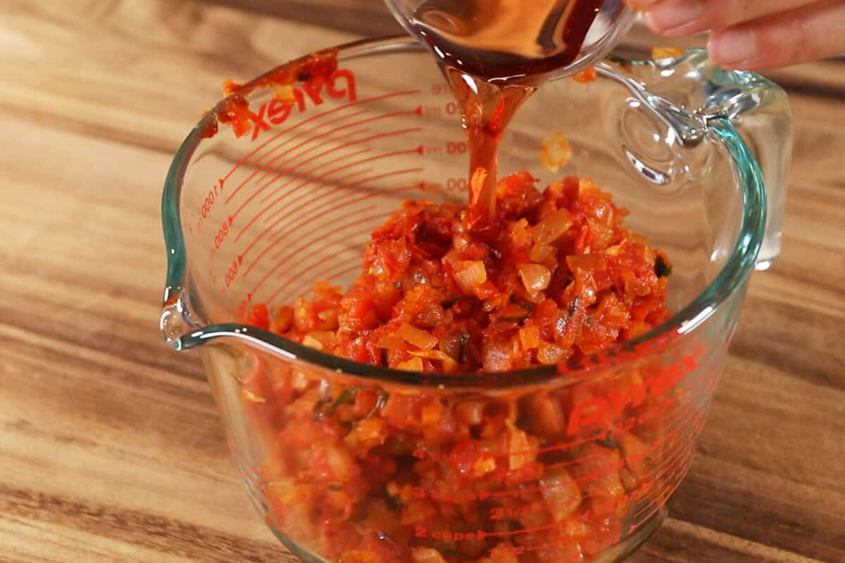 adding red wine vinegar to sauce