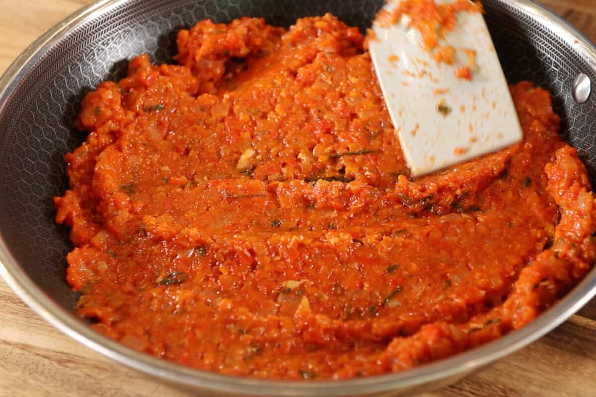 adding sauce to pan