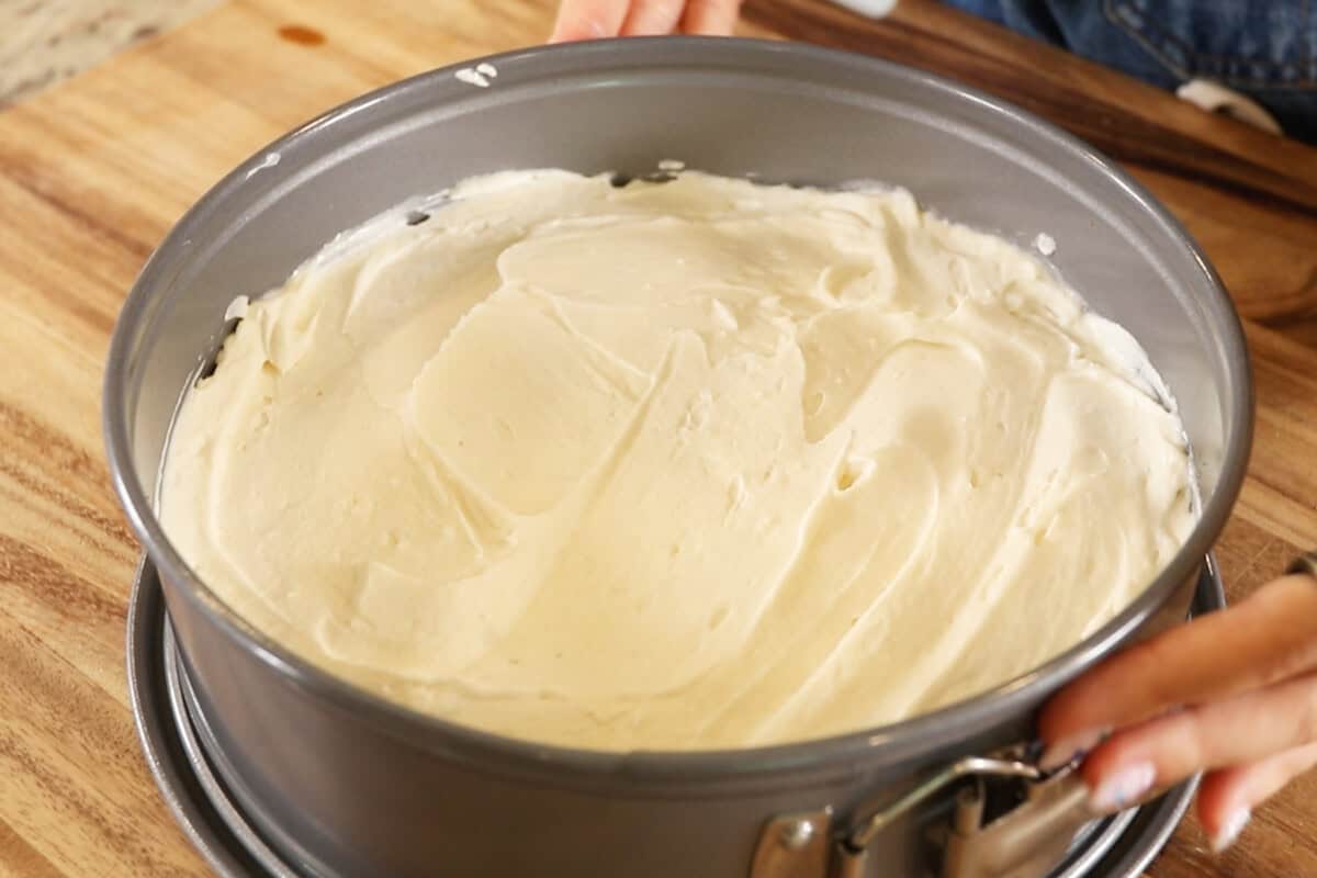 adding the cream layer of the cake