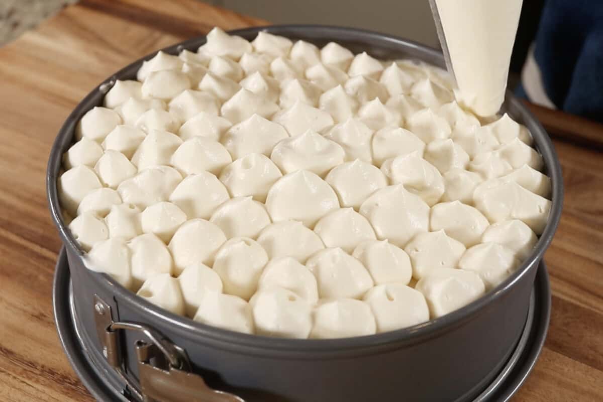 piping on cream of cheesecake