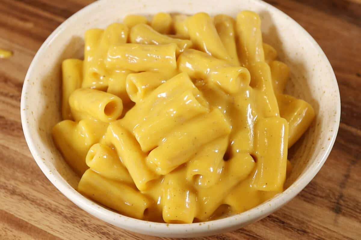 creamy mac and cheese in bowl