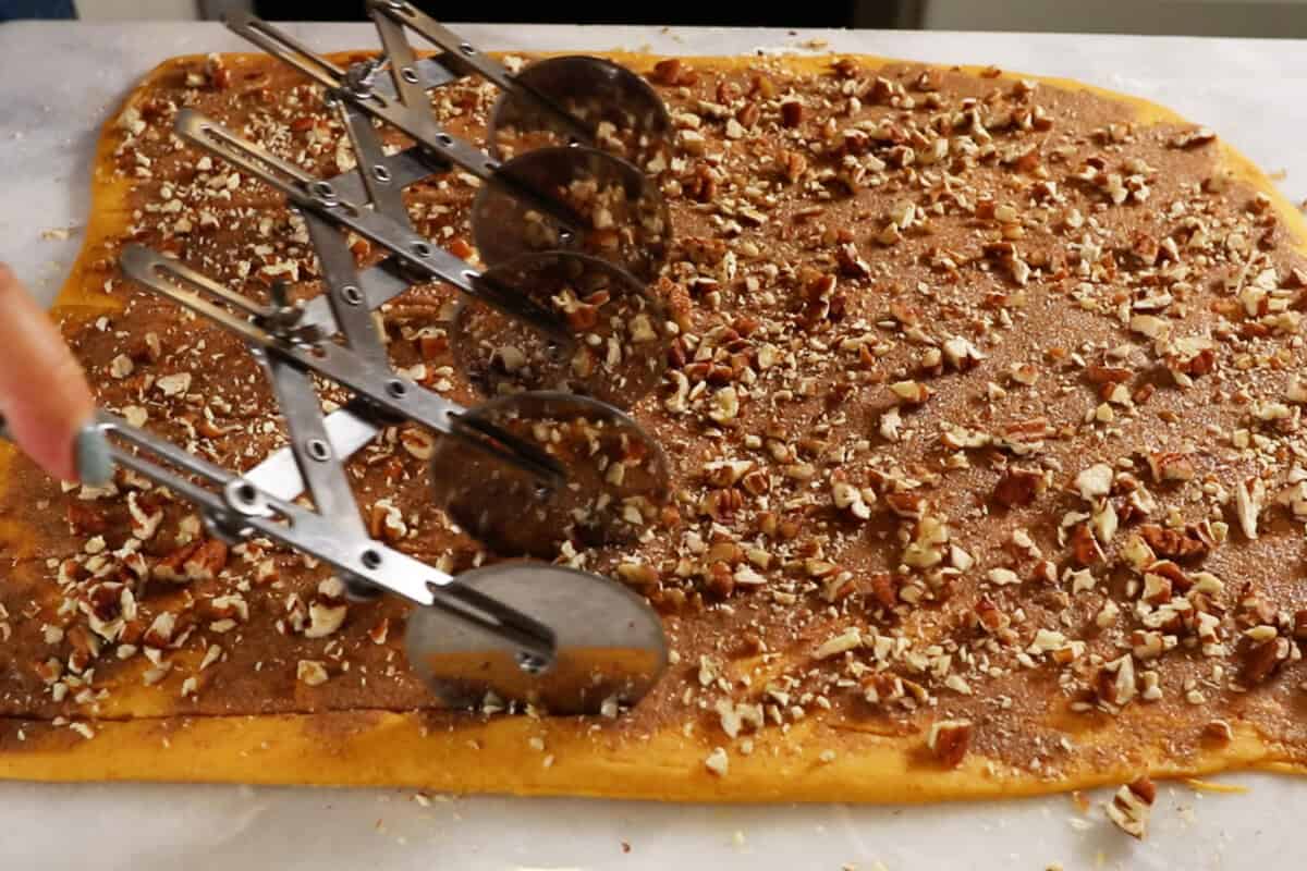 cutting the cinnamon rolls