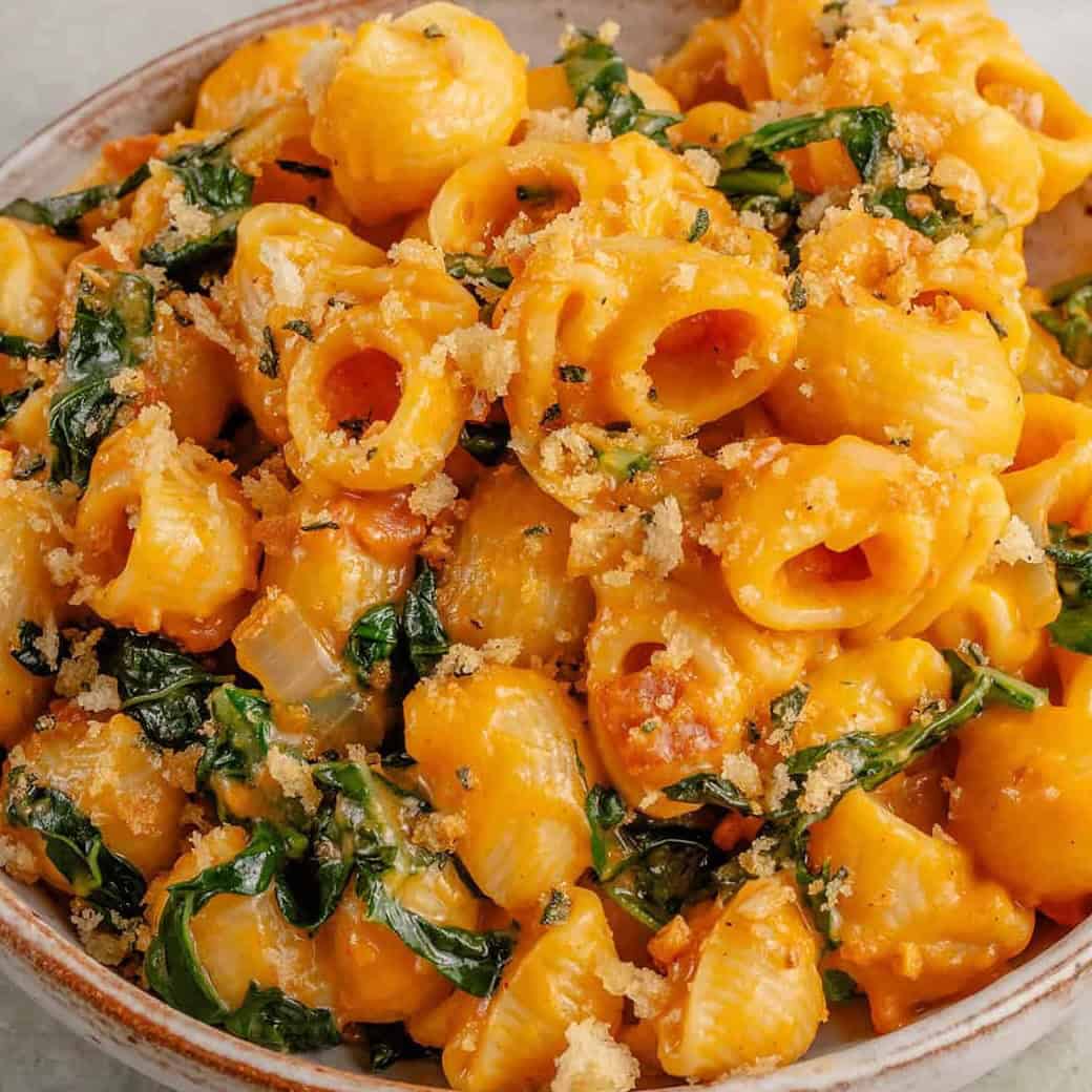 Creamy vegan pumpkin mac and cheese