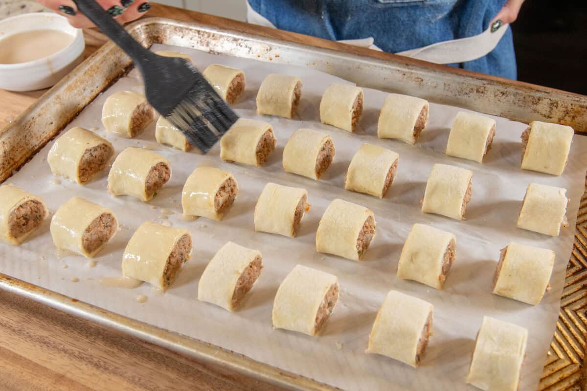coating sausage rolls with milk mixutre