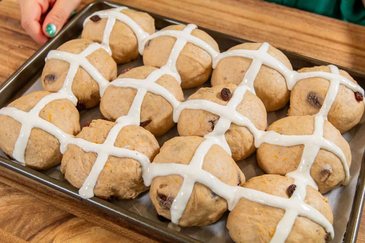 unbaked vegan hot cross buns on baking sheet ready to go in the oven