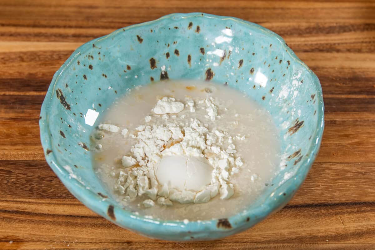 adding cornstarch to wet batter in bowl